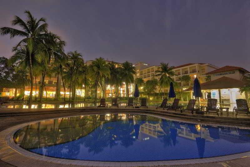 Bangi Resort Hotel Bandar Baru Bangi Exteriér fotografie The swimming pool at the resort