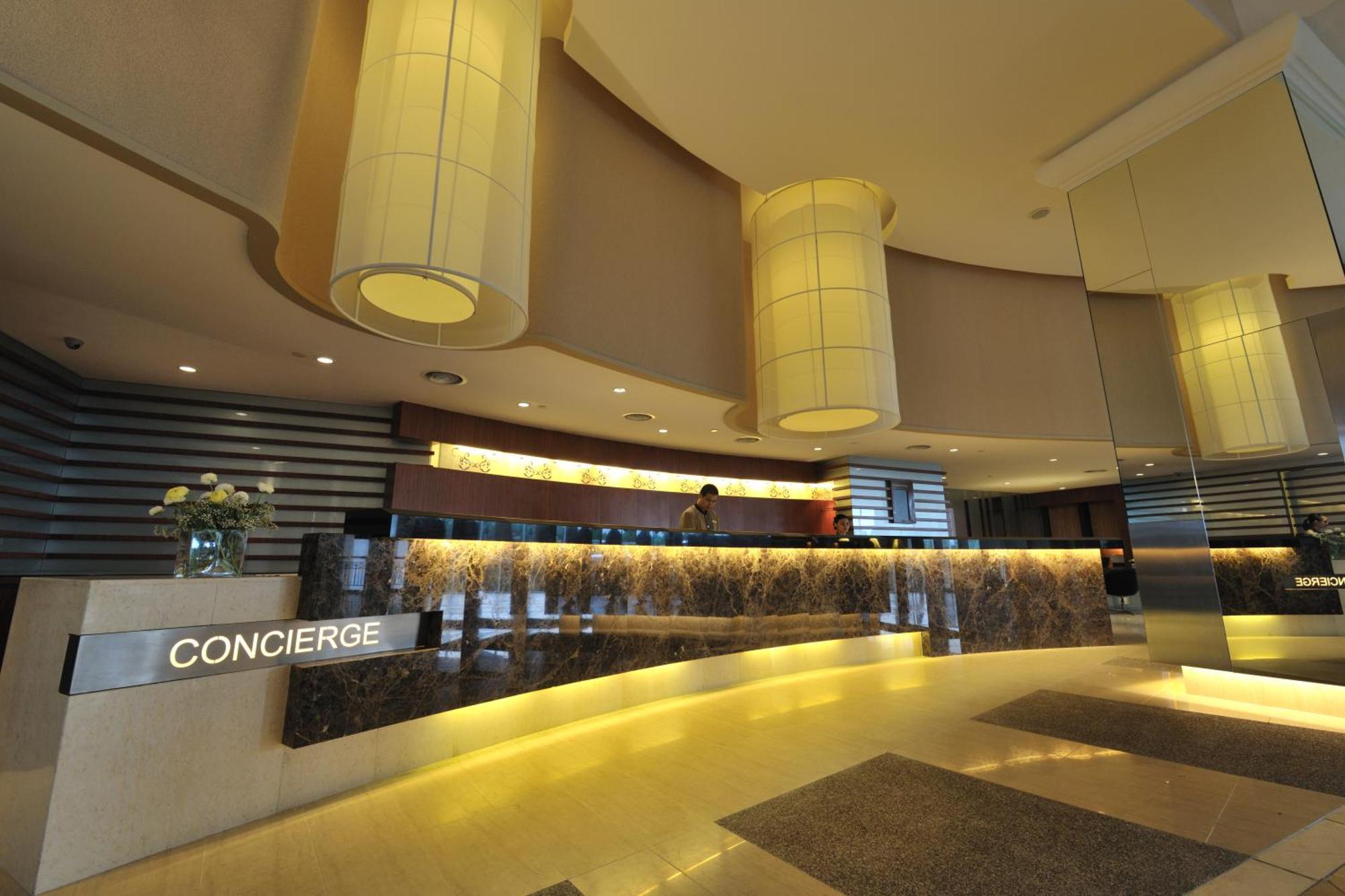 Bangi Resort Hotel Bandar Baru Bangi Exteriér fotografie Concierge desk at the lobby of a hotel