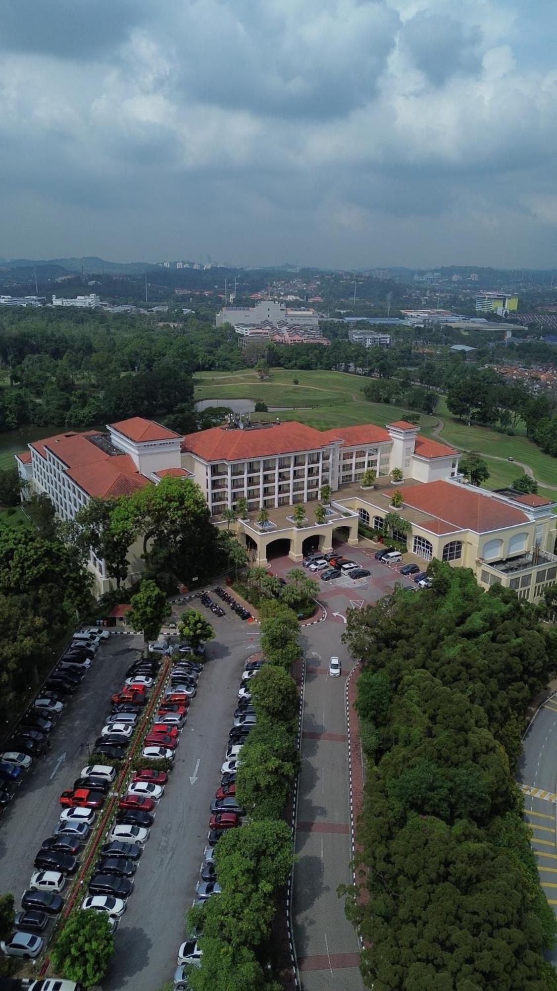 Bangi Resort Hotel Bandar Baru Bangi Exteriér fotografie Aerial view of the hotel